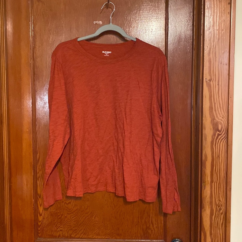 Women’s Old Navy long sleeve, top XL in rust color. Excellent used condition.